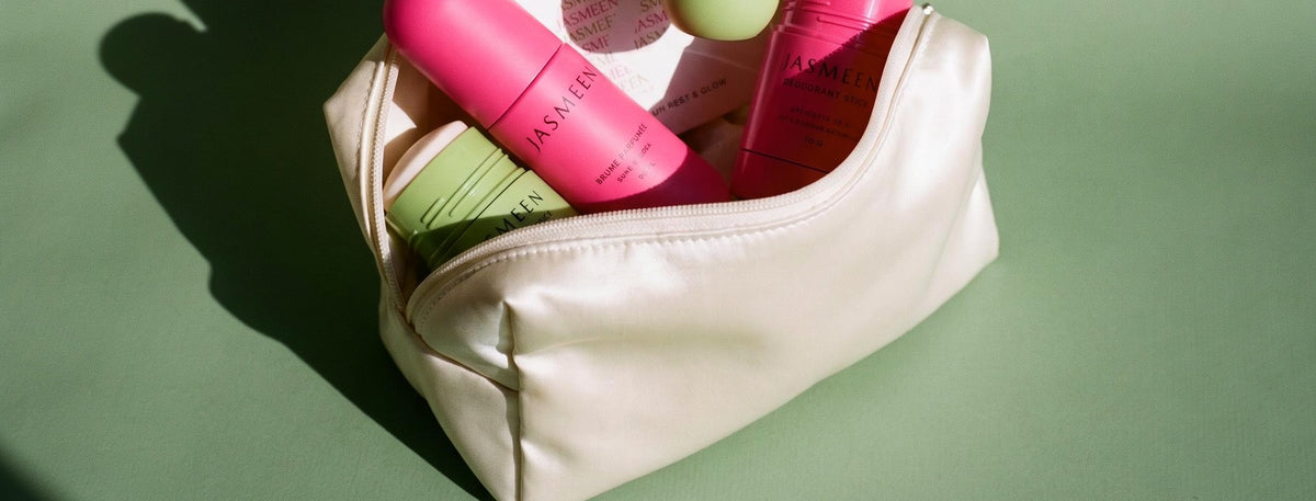Trousse Jasmeen ouverte, brumes et déodorants sur fond vert