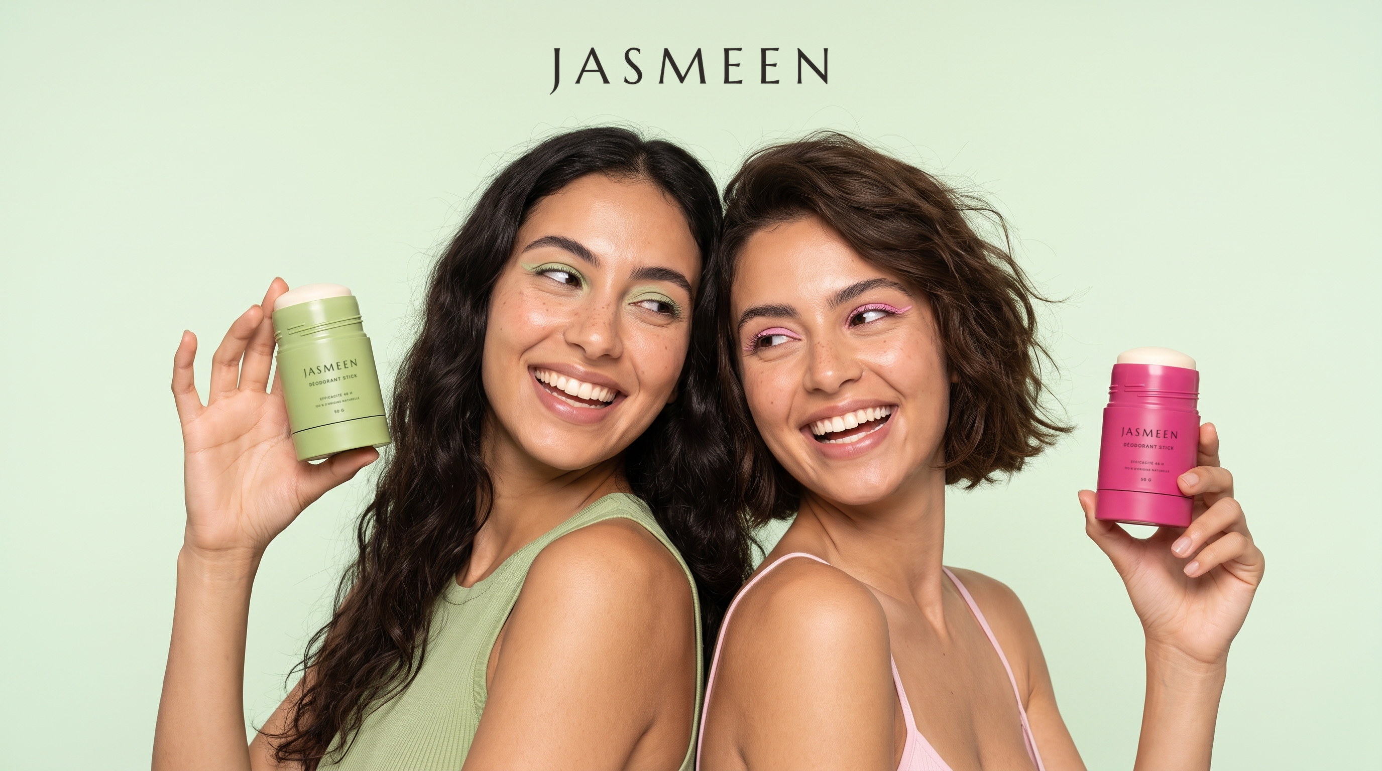 Deux femmes souriantes tenant les déodorants Jasmeen vert et rose